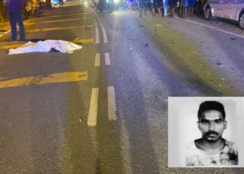 MAYAT K. Mahendran (gambar kecil) ditutup dengan kain putih selepas maut dalam kemalangan di Jalan Kuil Pengkalan, Alor Gajah, Melaka. - UTUSAN/DIYANATUL ATIQAH ZAKARYA