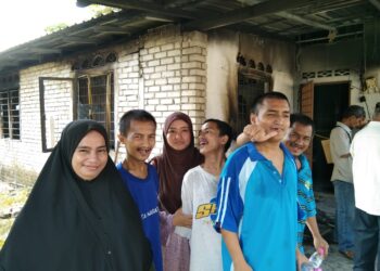 NURUL AINA FITRAH Abdul Rani (tiga dari kiri) bersama lima adik-beradiknya yang merupakan OKU di hadapan kediaman mereka yang terbakar di Kampung Rumbia, Beserah di Kuantan, Pahang - UTUSAN/DIANA SURYA ABD WAHAB