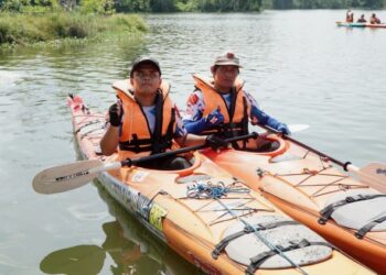 MUHAMAD Shahrizal Ismail (kiri) dan Khairruddin Mazli menjalani latihan berkayak di Kompleks Rakan Muda Kampar, Perak, hari ini. - FOTO/ZULFACHRI ZULKIFLI