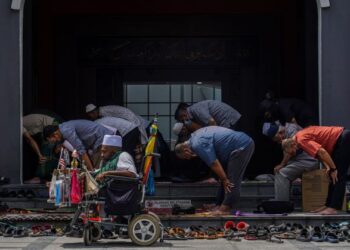 UMAT Islam tidak hanya dituntut untuk beramal, bahkan diperintah untuk tidak melakukan kezaliman, bersikap keji dan menyakiti orang lain sama ada melalui tindakan mahupun percakapan. – UTUSAN/SHIDDIEQIIN ZON