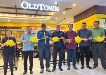 AZMAN Mohd. Yusof (tiga kiri) memotong riben sebagai simbolik Majlis Pelancaran Outlet Oldtown White Coffee di IOI City Mall, Putrajaya. - UTUSAN/KAMARIAH KHALIDI