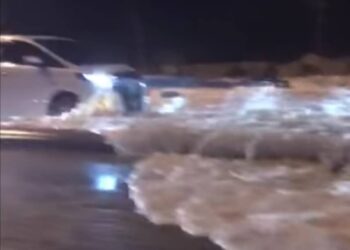 OMBAK yang membadai di Pantai Seberang Takir di Kuala Nerus, Terengganu menyebabkan air melimpah hingga ke jalan raya, malam tadi.
