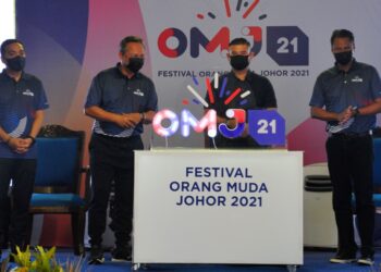 TUNKU Ismail Sultan Ibrahim merasmikan OMJ Fest 2021 sambil diperhatikan Hasni Mohammad (dua dari kiri) dan Pengerusi Jawatankuasa Pelancongan, Belia dan Sukan Johor, Datuk Onn Hafiz Ghazi di TMIYC, Johor Bahru, Johor. -UTUSAN/RAJA JAAFAR ALI