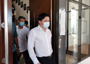 Paul Yong keluar dari bangunan mahkamah selepas Mahkamah Tinggi menetapkan tarikh perbicaraan beliau di Ipoh, semalam.