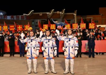 ANGKASAWAN China (dari kiri) Zhang Lu,  Deng Qingming dan Fei Junlong melambai semasa majlis sebelum pelancaran misi Shenzhou-15 di Pusat Pelancaran Satelit Jiuquan di Wilayah Gansu Barat Laut China.-AFP