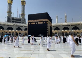 CALON jemaah yang mempunyai penyakit kronik tidak digalakkan tunai umrah. - AFP