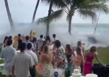 TANGKAP layar video  menunjukkan majlis perkahwinan tergendala akibat dibadai ombak besar di Hawaii. - AGENSI