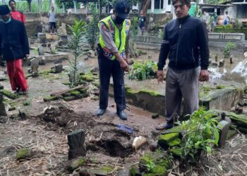 LOKASI Sugeng ditemukan terbaring dan tidak sedarkan diri selepas terjatuh dan kepalanya terhantuk pada batu nisan kubur isterinya di Kediri, Jawa Timur. - AGENSI