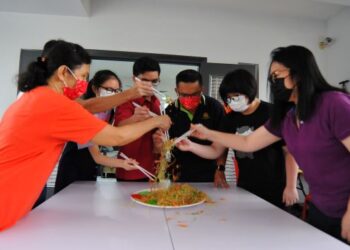 YEE sang adalah hidangan wajib dalam jamuan Tahun Baharu Cina. - UTUSAN/RAJA JAAFAR ALI