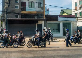 POLIS mencari penunjuk perasaan yang menyertai demonstrasi menentang rampasan kuasa di Yangon. - AFP