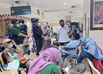 ONN HAFIZ GHAZI  (berdiri, kanan) berbual dengan para pesakit ketika melakukan lawatan ke HSI, Johor Bahru.