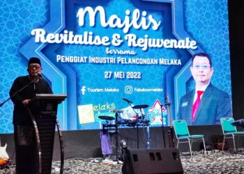 MUHAMMAD JAILANI Khamis berucap pada Taklimat Hala Tuju Industri Pelancongan Melaka di sebuah hotel di Ayer Keroh, Melaka.  