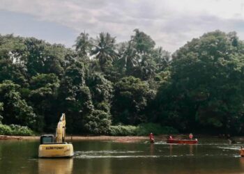 SEBUAH jentera berat digunakan untuk mengalihkan tunggul kayu dan rimbunan buluh yang di lokasi Muhammad Adam Shazwan Mokhtar dikhuatiri lemas di Sungai Terengganu, dekat Kampung Dusun, Hulu Terengganu, hari ini. - UTUSAN/NOOR HAYATI MAMAT  