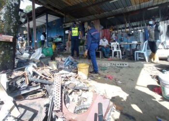 PASUKAN polis dari Jabatan Siasatan Jenayah IPD Kota Tinggi dengan kerjasama agensi lain melakukan serbuan dalam Operasi Bersepadu Lusuh di Kota Tinggi, Johor, hari ini. - FOTO/MASTURAH SURADI