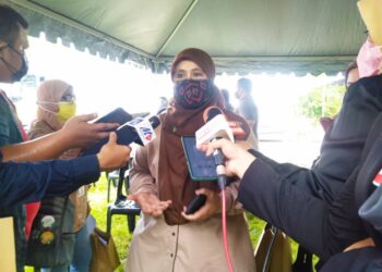 MAS ERMIEYATI Samsudin dalam sidang akhbar selepas program menyantuni penerima vaksin di Kampung Orang Asli Bukit Payung, Alor Gajah, Melaka. - UTUSAN/MUHAMMAD SHAHIZAM TAZALI