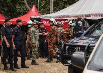OPERASI pencarian mangsa yang masih tertimbus dalam kejadian tanah runtuh di FoF terpaksa dihentikan sementara waktu selepas hujan lebat petang tadi. - FOTO/SHIDDIEQIIN ZON