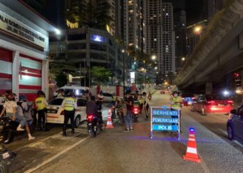 ANGGOTA trafik melakukan pemeriksaan terhadap pengguna jalan raya di sekitar ibu negara dalam operasi sejak Jumaat hingga awal pagi tadi.