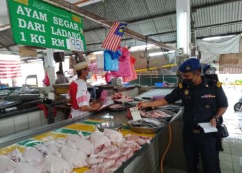 PEGAWAI penguatkuasa KPDNHEP memantau harga barangan dan ayam di sebuah
pasar. – GAMBAR HIASAN