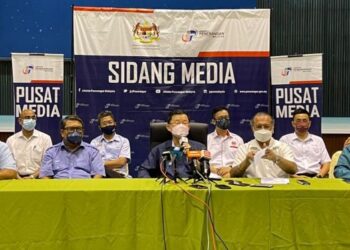 CHOW Kon Yeow dalam sidang akhbar berhubung situasi terkini bencana kebakaran tapak pelupusan sampah Pulau Burung di Dewan Serbaguna Jawi, Pulau Pinang, hari ini.