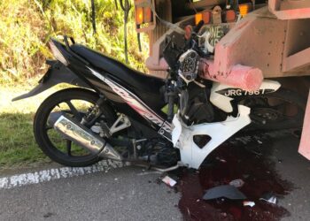 KEADAAN motosikal mangsa selepas berlanggar dengan sebuah lori rosak yang diparkir di tepi jalan di Kilometer 1 Jalan Tenggaroh-Tanjung Leman di Mersing, Johor.