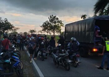 SEBAHAGIAN individu yang ditahan dan diperiksa dalam Op Samseng Jalanan berdekatan Muzium Padi di Gunung Keriang, Alor Setar, Kedah, semalam.