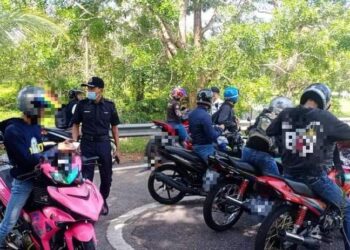 SEORANG pegawai polis trafik Ibu Pejabat Polis Daerah Bentong membuat pemeriksaan terhadap penunggang sempena Op Motosikal di laluan Tol Karak berdekatan Bentong, Pahang. - IHSAN IPD BENTONG