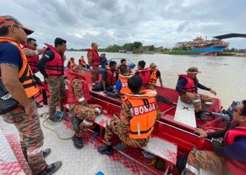 ANGGOTA bomba  menjalankan operasi mencari dan menyelamat lelaki yang dikhuatiri lemas semalam dalam insiden bot terbalik ketika memancing di Sungai Perak di Teluk Intan hari ini. - UTUSAN/IHSAN JBPM