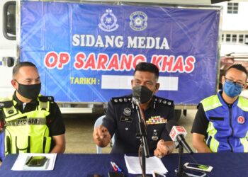 WAN MOHD. ZAHARI Wan Busu (tengah) dalam sidang akhbar Ops Sarang Khas, Bahagian Siasatan Jenayah Narkotik Daerah Kuantan, di perkarangan Ibu pejabat Polis Daerah di Kuantan, Pahang. - FOTO/SHAIKH AHMAD RAZIF