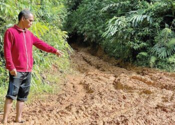 RADI Uda menunjukkan keadaan jalan balak yang mengalami kerosakan  menuju ke Pos Gob, Gua Musang, Kelantan. – UTUSAN/AIMUNI TUAN LAH