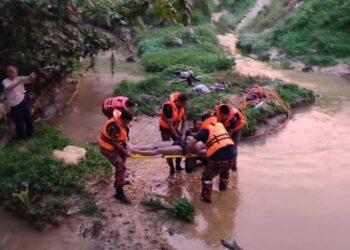 MAYAT lelaki Orang Asli yang lemas ketika memancing ditemui dalam operasi mencari dan menyelamat pihak bomba semalam.- Ihsan Bomba