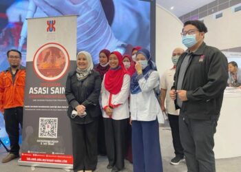 NIK Maheran Nik Muhammad (empat dari kanan) mengunjungi kiosk pameran Program Jom Masuk IPT di UMK Kampus Bachok, Kelantan hari ini. UTUSAN/TOREK SULONG