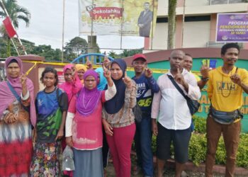 SEBAHAGIAN masyarakat Orang Asli yang selesai mengundi di pusat pembuangan undi di SK Tapah, Hulu Terengganu.- UTUSAN/NOOR HAYATI MAMAT