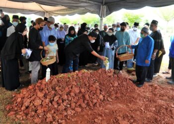 ANAK sulung kepada bekas Menteri Besar Johor, Nornekman Osman menabur bunga ke atas pusara Allahyarham Osman Sapian di Tanah Perkuburan Islam Al Raudhah, Taman Mount Austin, Johor Bahru di Johor. - UTUSAN/RAJA JAAFAR ALI