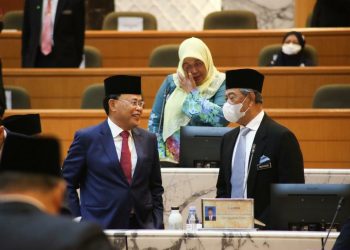 MUHYIDDIN Yassin yang juga ADUN Gambir berbual dengan bekas Menteri Besar, Datuk Osman Sapian (Bersatu-Kempas) dalam sidang DUN Johor.
