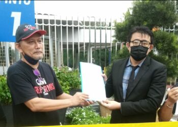 ABDUL Razak Ismail (kiri) menyerahkan memorandum kepada Cheah Jun Ning ketika mengadakan perhimpunan bagi mendesak kerajaan negeri mengadakan sidang khas DUN berkenaan isu Stadium Shah Alam, LRA Sungai Rasau dan Hutan Simpan Bukit Cerakah di pintu Bangunan SUK di Shah Alam, Selangor. - UTUSAN / MOHAMAD NAUFAL MOHAMAD IDRIS