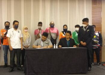 ZULHELMI Mansor (kiri) dan Shawaludin Husin menandatangani MOU antara MSOSH dan Penghantar di Shah Alam, Selangor, hari ini. - UTUSAN / ISKANDAR SHAH MOHAMED