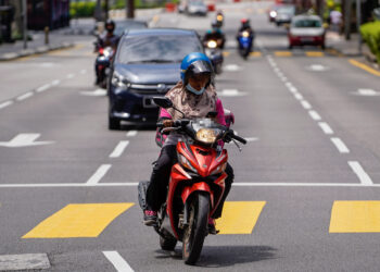 Gelagat penunggang motosikal penghantar makanan yang menggunakan telefon bimbit semasa menunggang motosikal sekali gus  membahayakan nyawa ketika tinjauan di Jalan Bukit Bintang, ibu negara baru-baru ini.