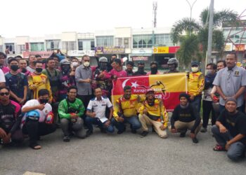 DZULKEFLY Ahmad (tengah) bersama penghantar p-hailing Kuala Selangor pada program Kempen Keselamatan Motosikal P-Hailing dekat Bandar Puncak Alam di Kuala Selangor hari ini. - UTUSAN / ISKANDAR SHAH MOHAMED