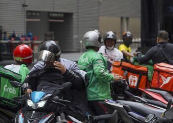 UNDANG-UNDANG terhadap pelaksana p-hailing harus diperketat susulan tekanan yang dikenakan kepada pemandu p-hailing untuk menghantar sesuatu barangan kepada pelanggan.