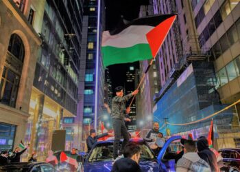 PESERTA protes mengibarkan bendera Palestin ketika menyertai demonstrasi membantah serangan Israel di Semenanjung Gaza di Toronto, Ontario, Kanada. – AFP