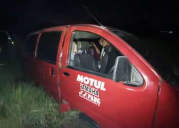 PERODUA Rusa yang dinaiki warga Kemboja ditahan anggota Batalion 9 PGa Kuala Terengganu di tepi jalan berhampiran pangkalan haram Pasir, Pengkalan Kubor, Tumpat, Kelantan. - IHSAN PGA