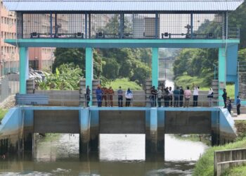 MOHD. Shahrizal Mohd Salleh (tengah) bersama Pegawai Jabatan Bomba dan Penyelamat Malaysia dan Angkatan Pertahanan Awam Malaysia melawat Pintu Air Pandamaran 12 di Pelabuhan Klang, Selangor yang menjadi berisiko tinggi menghadapi banjir berikutan fenomena air laut pasang besar. -  UTUSAN/ZULFADHLI ZAKI