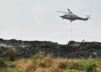 PASUKAN Bomba dan Penyelamat menggunakan kaedah pengeboman air atau 'water bombing' untuk memadam kebakaran di tapak pelupusan sampah Pulau Burung, Nibong Tebal, Pulau Pinang pagi ini.