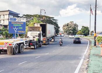 KEADAAN laluan trafik menuju bulatan utama di Padang Besar sesak hampir setiap hari ekoran treler termasuk lori karga beratur panjang untuk masuk ke Thailand di ICQS, Padang Besar, Perlis. - UTUSAN/SYED AZLAN SAYID HIZAR