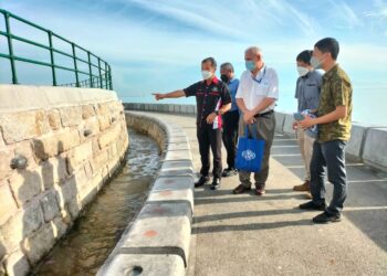 YEW Tung Seang (kiri) menjelaskan mengenai persiaran teres bawah di tembok penahan ombak Padang Kota Lama dalam sidang akhbar di Georgetown, Pulau Pinang hari ini.