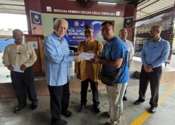 KAMARUDIN Md. Nor (dua dari kiri) ketika menyampaikan wang hasil dan zakat kepada para peserta Ladang Merdeka Ismail Mulong di Majlis Pembahagian Hasil dan Zakat Ladang Merdeka di Pejabat KADA Jajahan Kota Bharu Utara di Nilam Puri, Kota Bharu, Kelantan, hari ini. UTUSAN/MUSTAQIM MOHAMED