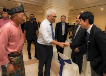 MOHD. Zubil Mat Som (kiri) mengiringi  Hamzah Zainuddin beramah mesra bersama para tetamu pada Majlis Sambutan Raya APMM di Putrajaya. - UTUSAN/ FAISOL MUSTAFA
