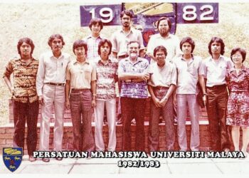GAMBAR kenangan Ismail Sabri Yaakob (depan, empat dari kiri) bersama Ungku Abdul Aziz Ungku Abdul Hamid (tengah) pada 1982. Beliau ketika itu ialah Presiden Persatuan Mahasiswa Universiti Malaya (PMUM). – IHSAN UM