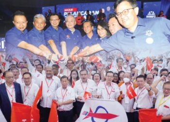 MCA dan DAP perlu duduk semeja untuk memikirkan cara terbaik yang mampu memberikan manfaat kepada anak-anak watan supaya tidak lagi berlaku terasingan daripada politik semasa.