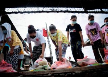 RAKYAT menuntut ahli Parlimen bukan sahaja berganding bahu tetapi bergerak sederap untuk mengatasi kerumitan hidup yang dihadapi mereka. – UTUSAN/FAUZANA AZIMA